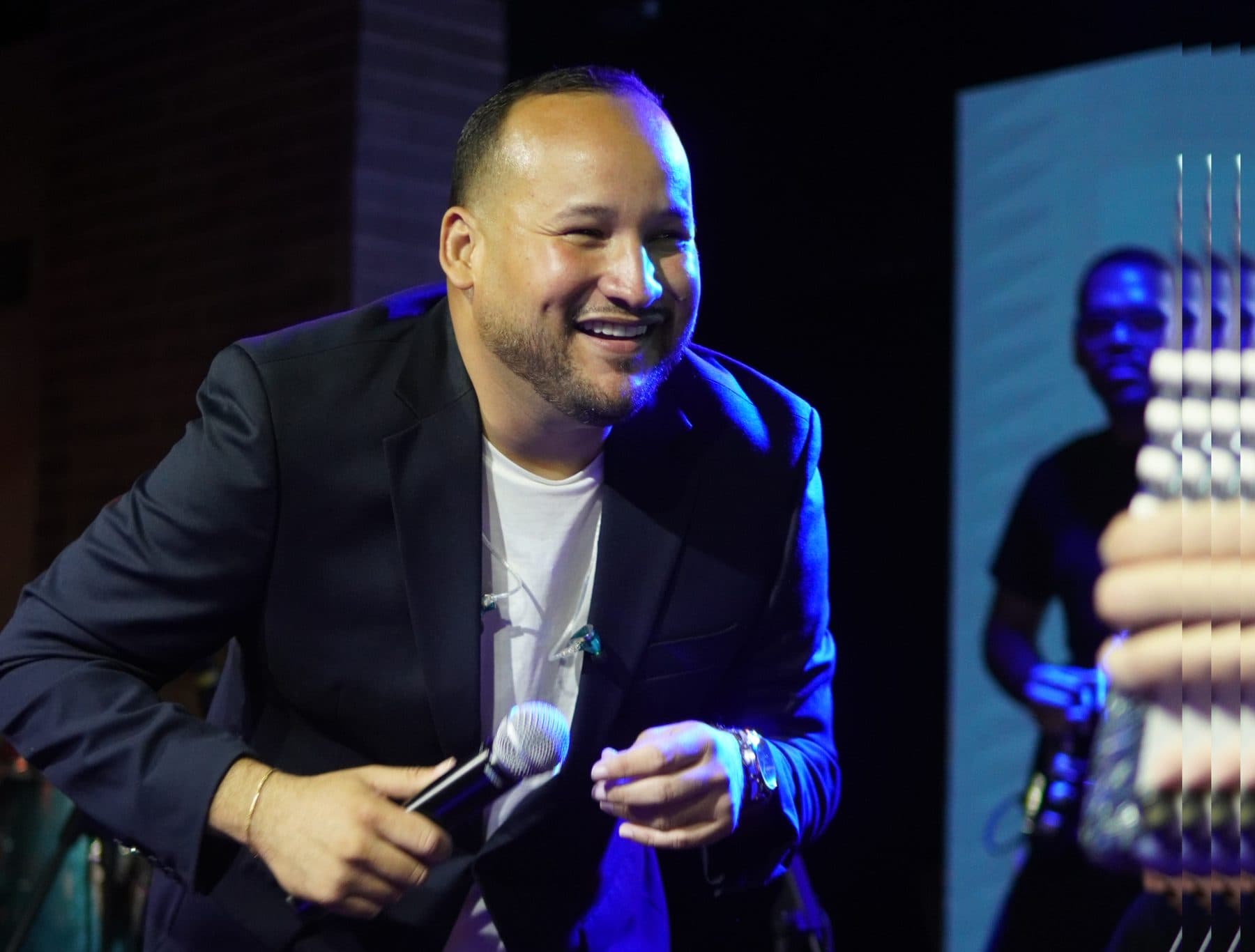 Juan Cañas riendo durante un show en vivo