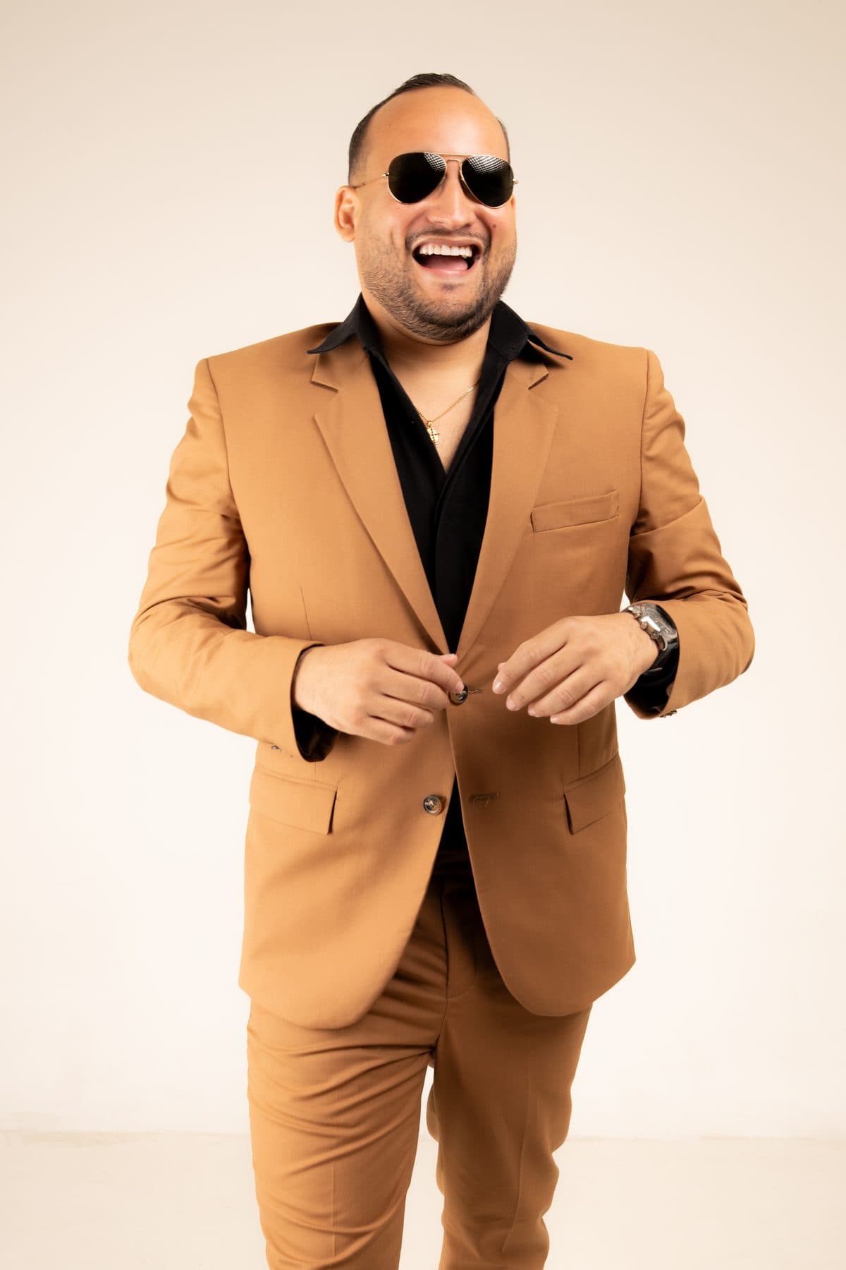 Juan Cañas en traje, retrato de estudio
