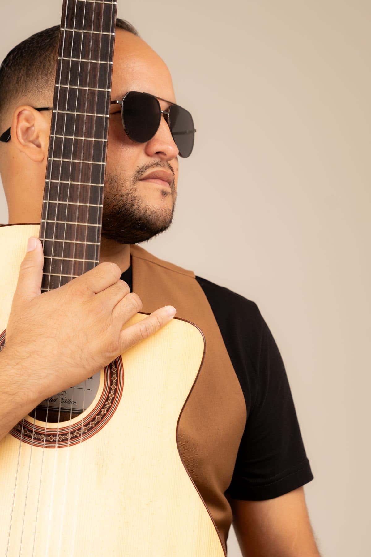 Juan Cañas con su guitarra
