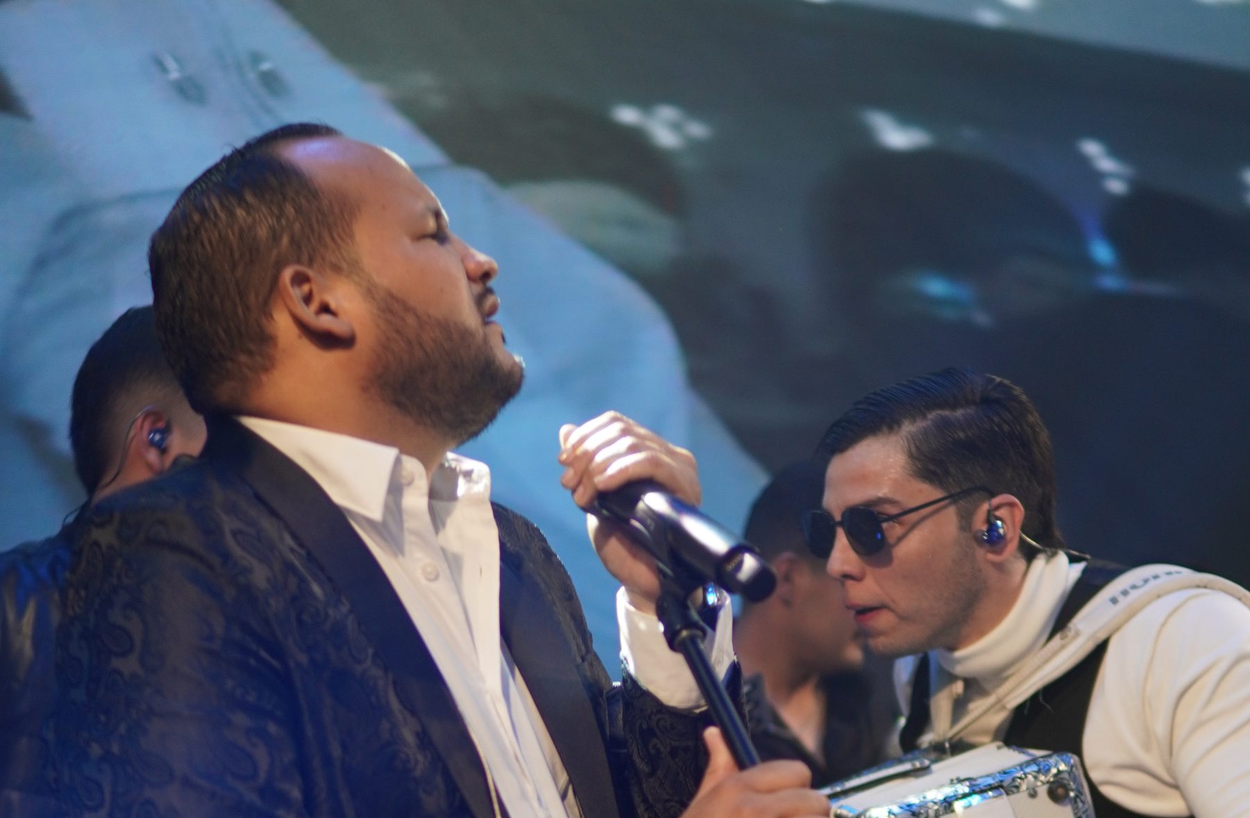 Juan Cañas cantando junto a su agrupación en tarima